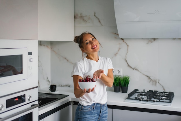 Persoană gătește în bucătărie